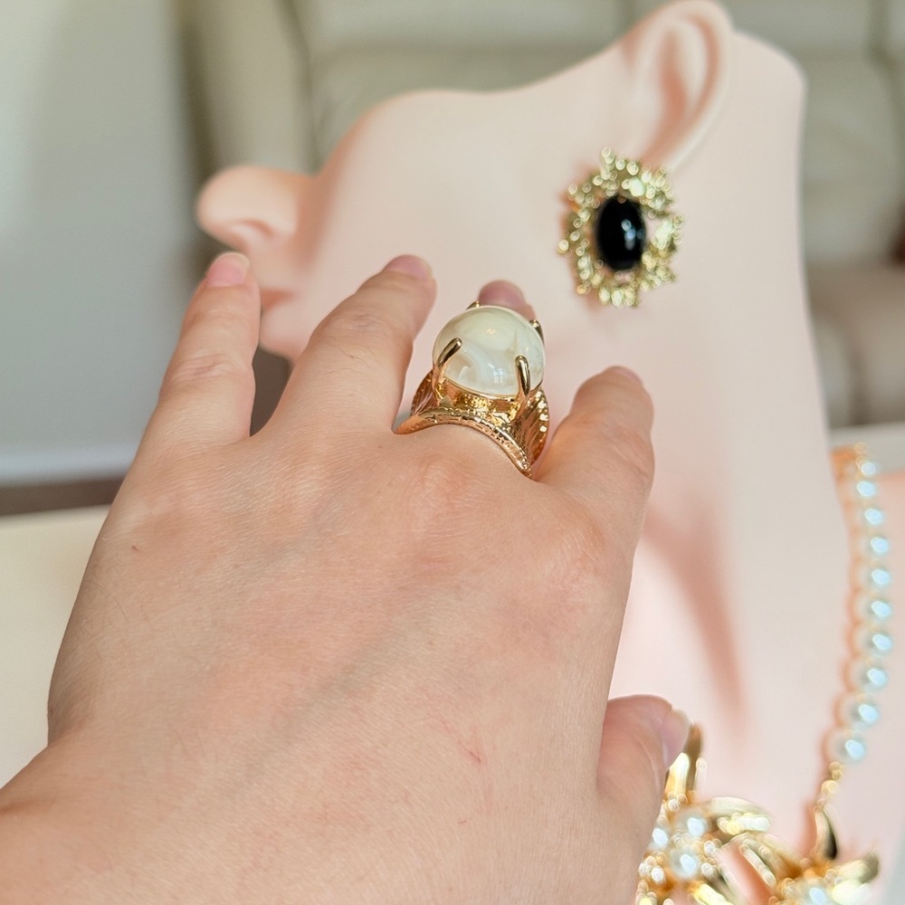 Gold-Plated White Cameo Statement Ring - Picture 4 of 10